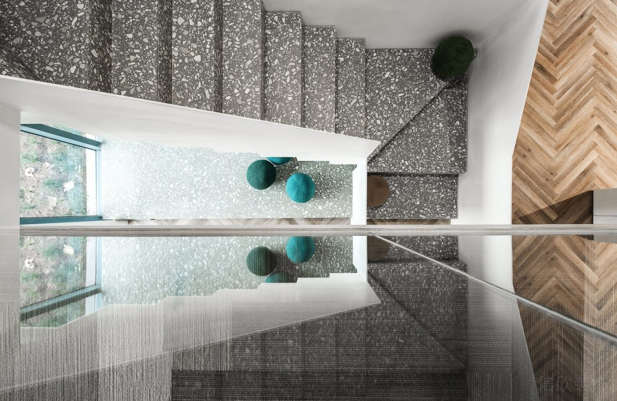 俯視圖裝修水磨石地板階梯式裝修過(guò)道玻璃隔斷效果木飾面設(shè)計(jì)圖辦公室