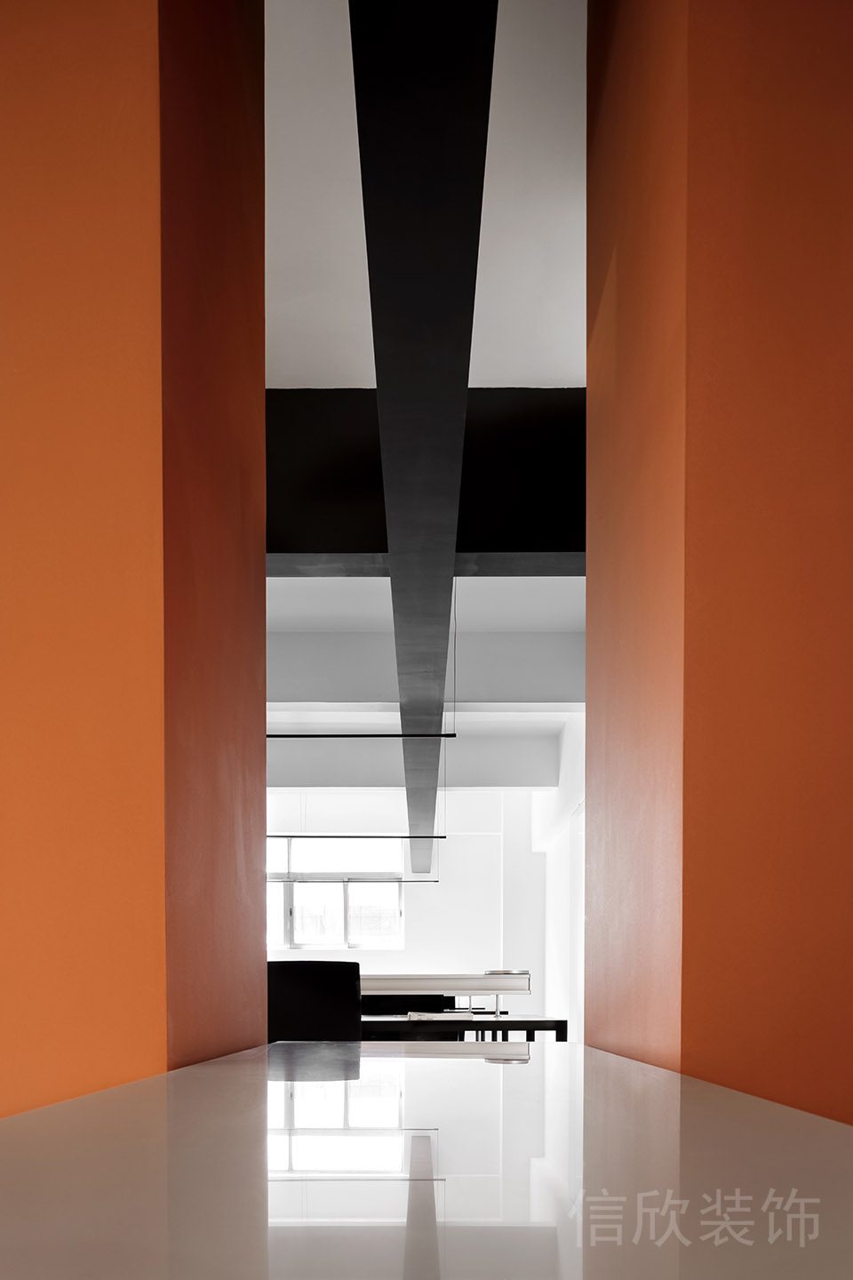 貫穿式黑色支撐柱裝修橙色墻漆設(shè)計(jì)辦公室走廊設(shè)計(jì)效果圖