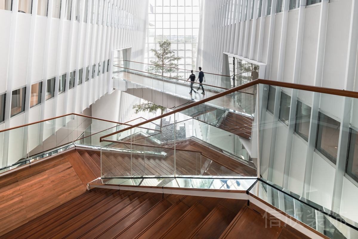 貫穿式鋁合金過道設(shè)計(jì)原木扶梯裝修辦公室走廊效果圖