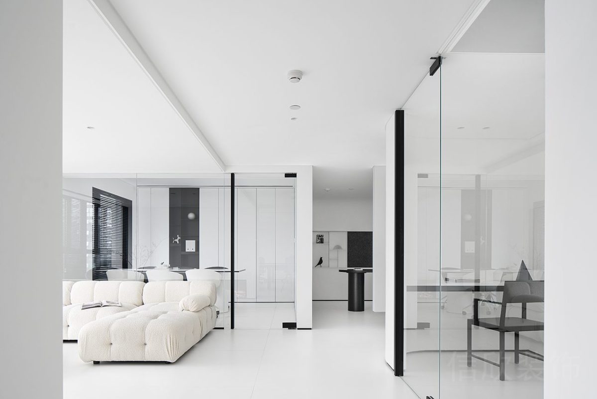 過(guò)道工作室設(shè)計(jì)玻璃隔斷黑色金屬邊框效果圖辦公室設(shè)計(jì)圖