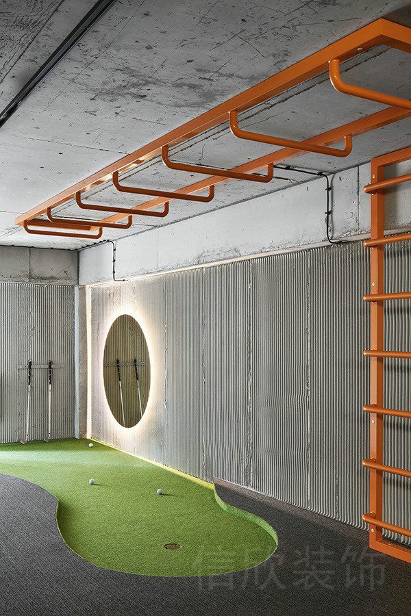 高爾夫室內(nèi)設(shè)計(jì)簡約員工活動(dòng)室橙色金屬吊桿效果地臺草坪效果圖辦公室設(shè)計(jì)圖