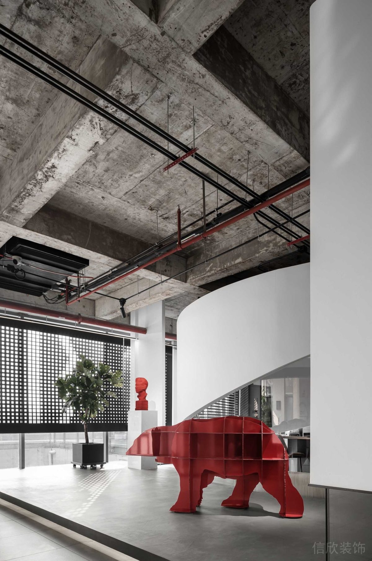 工業(yè)風(fēng)辦公室裝修設(shè)計(jì)黑紅管道裸露設(shè)計(jì)地臺(tái)效果燈飾弧線墻體隔斷辦公室