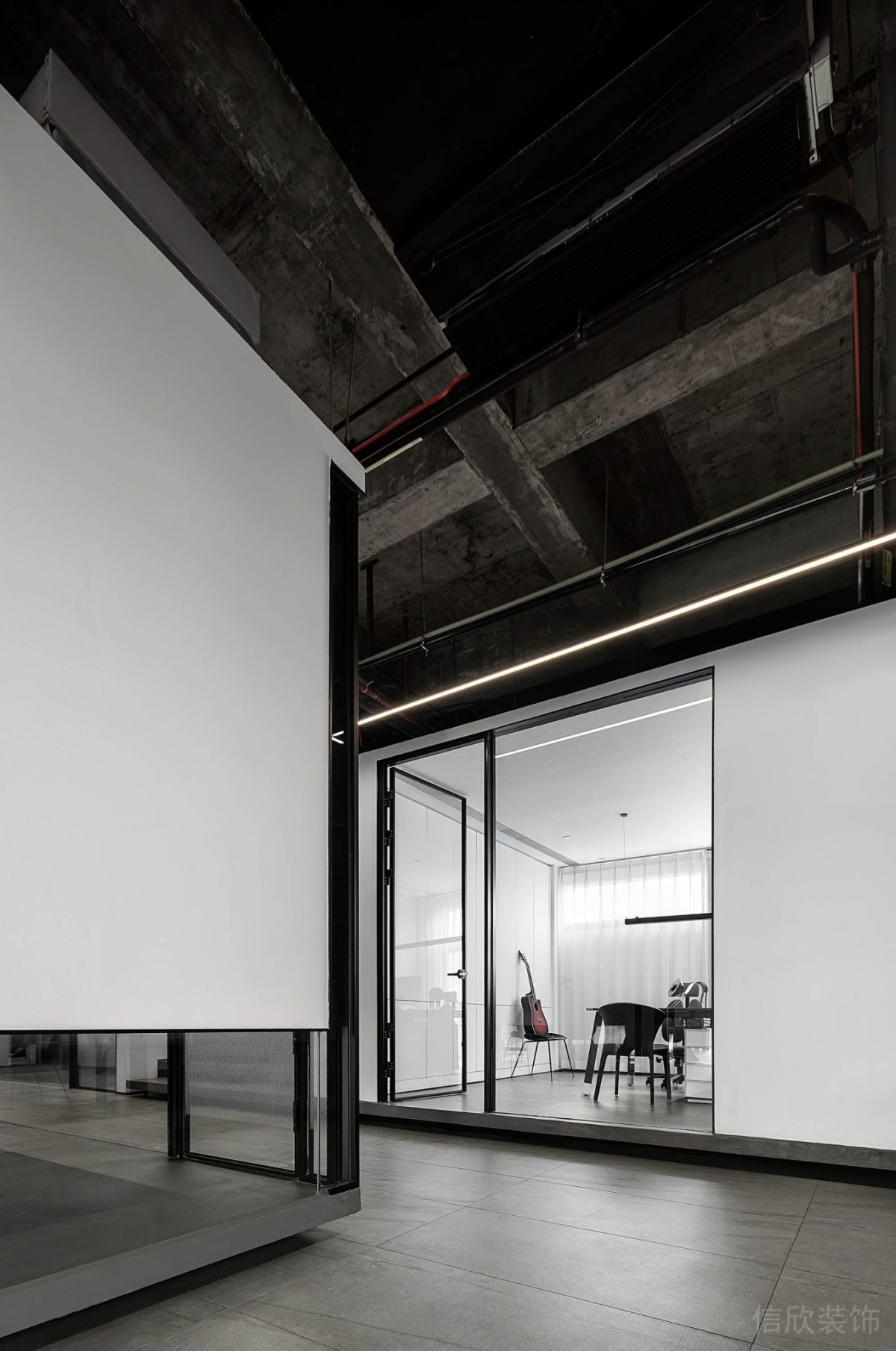 工業(yè)風(fēng)天花黑色金屬邊框地臺效果隔音玻璃會議室設(shè)計圖