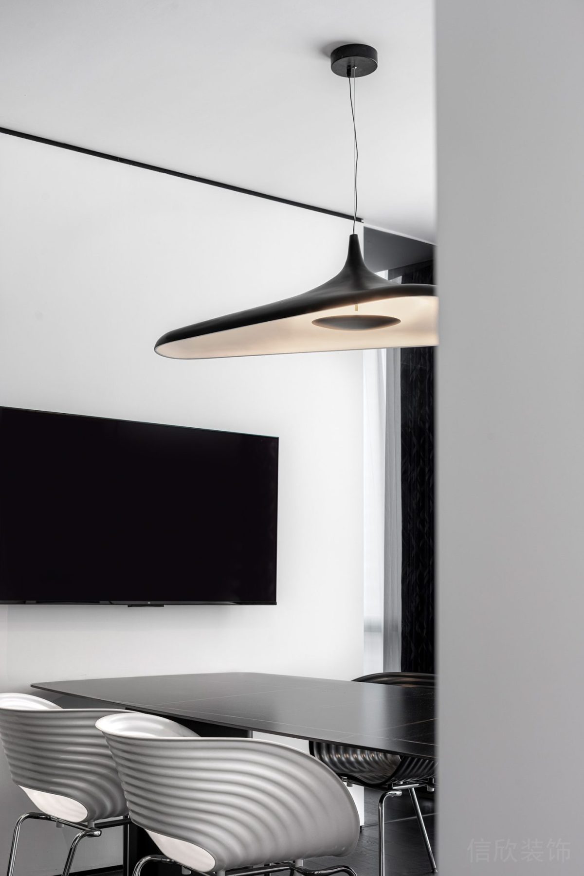 黑白色調(diào)高級簡約風(fēng)會議室弧線設(shè)計辦公室