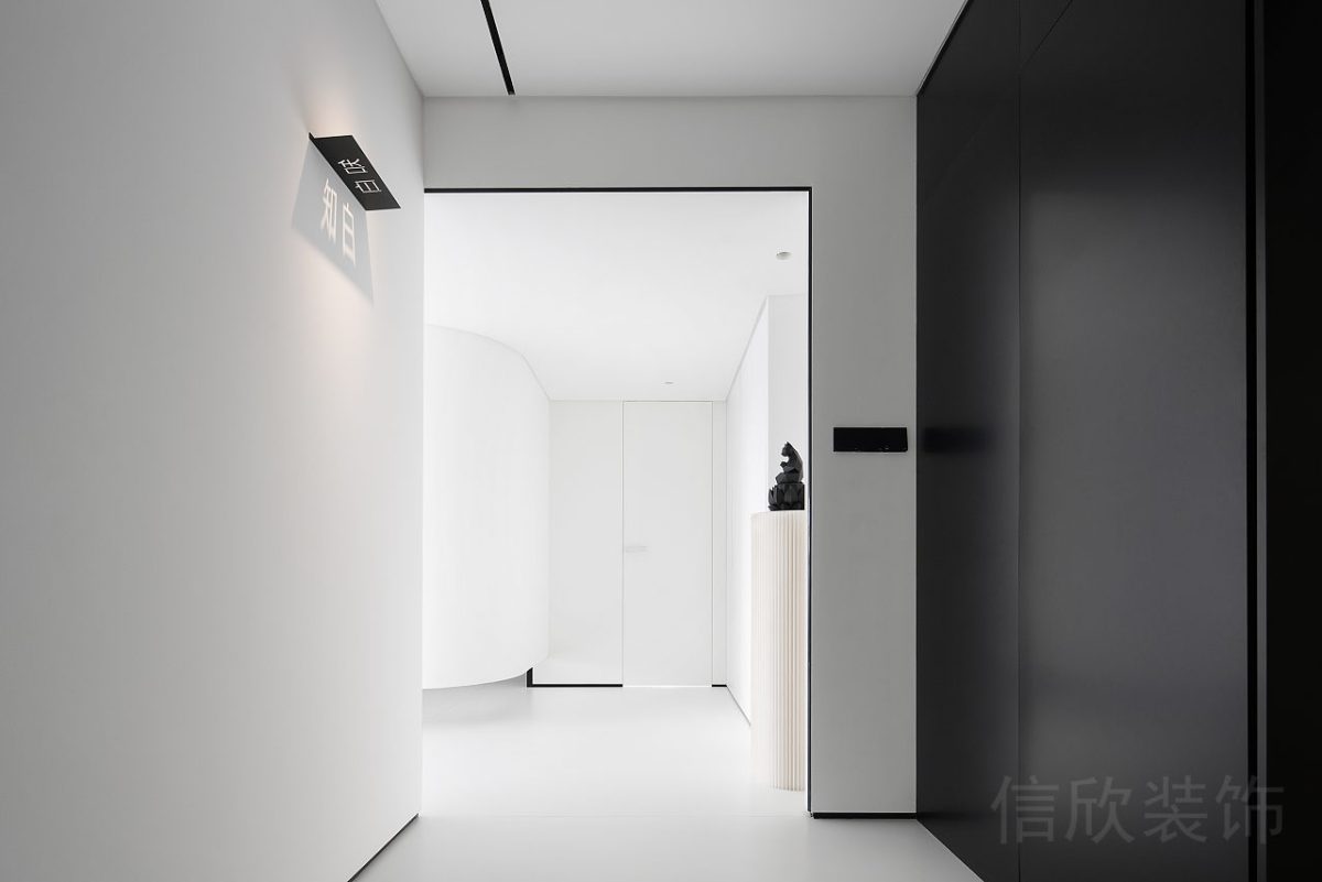 黑白色調(diào)設(shè)計(jì)金屬線條邊框辦公室過(guò)道效果燈飾設(shè)計(jì)品牌墻體圖標(biāo)