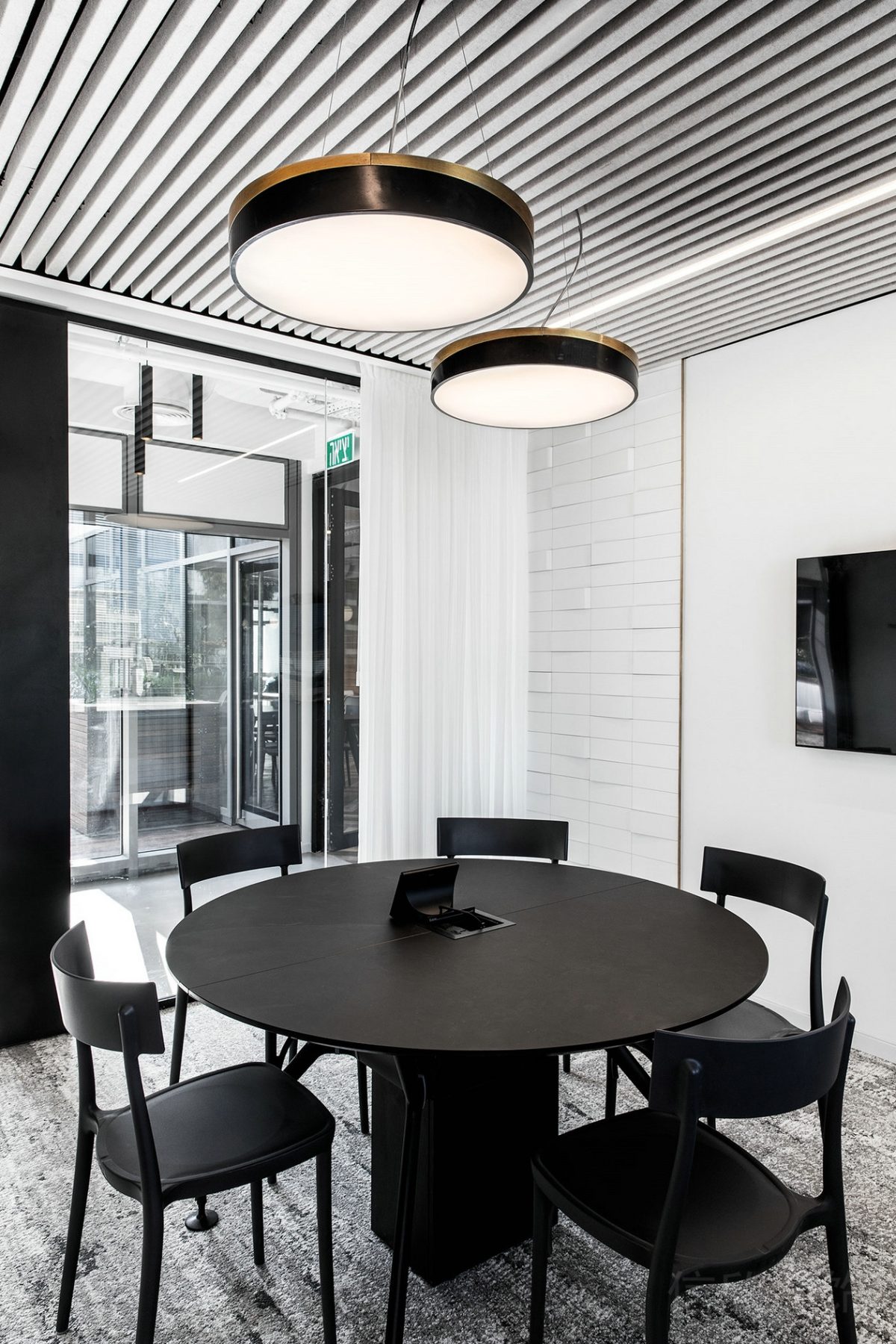 黑色會(huì)議室裝修圓形工作桌效果天花白色鏤空效果