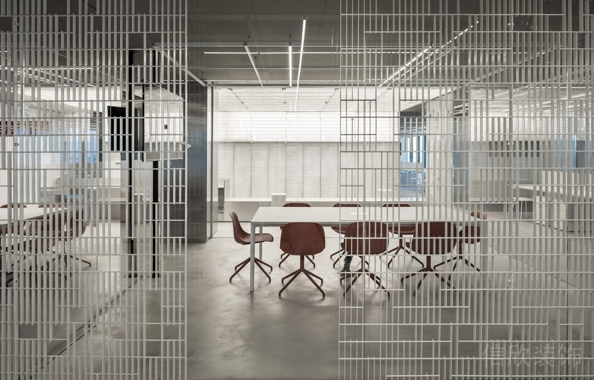 紅色極簡風(fēng)座椅裝修白色桌板裝修辦公室會議室裝修設(shè)計