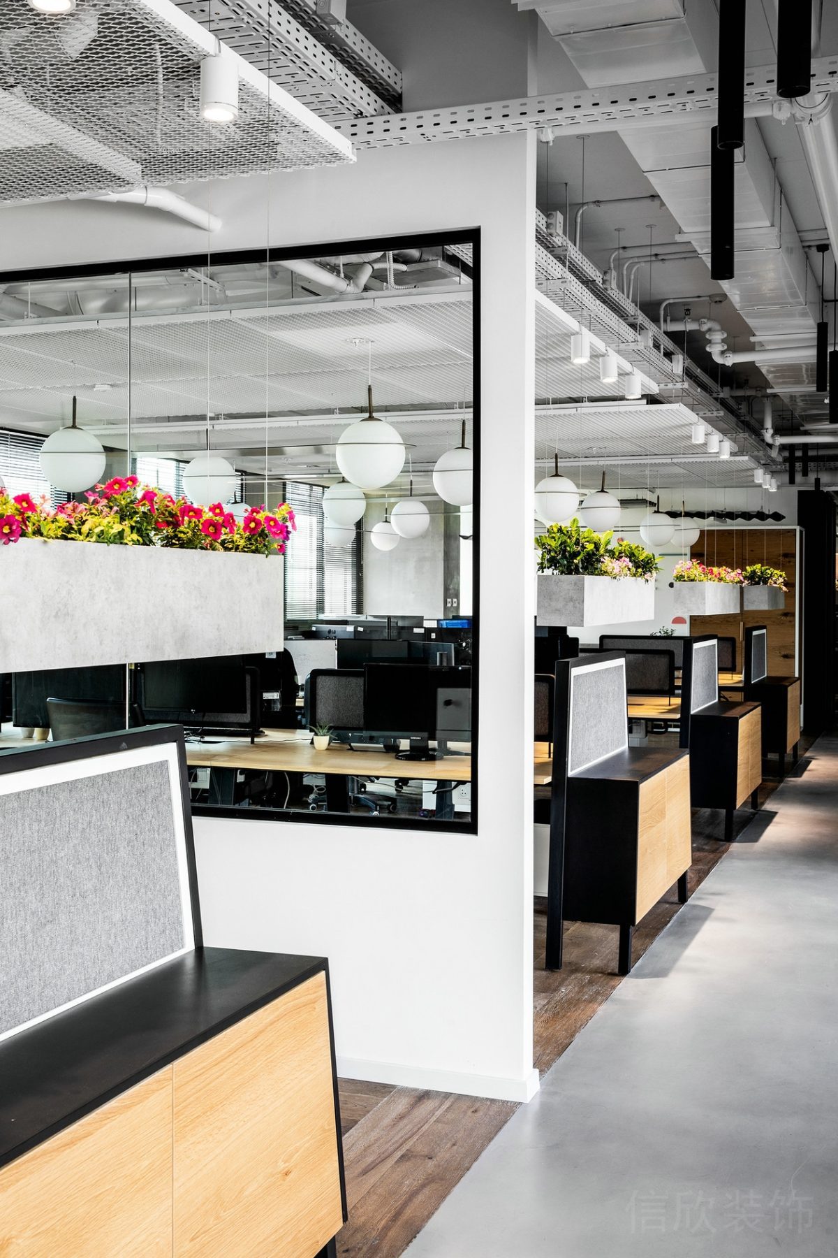 黑色金屬玻璃隔斷裝修工業(yè)風(fēng)效果半墻收納木柜效果辦公室