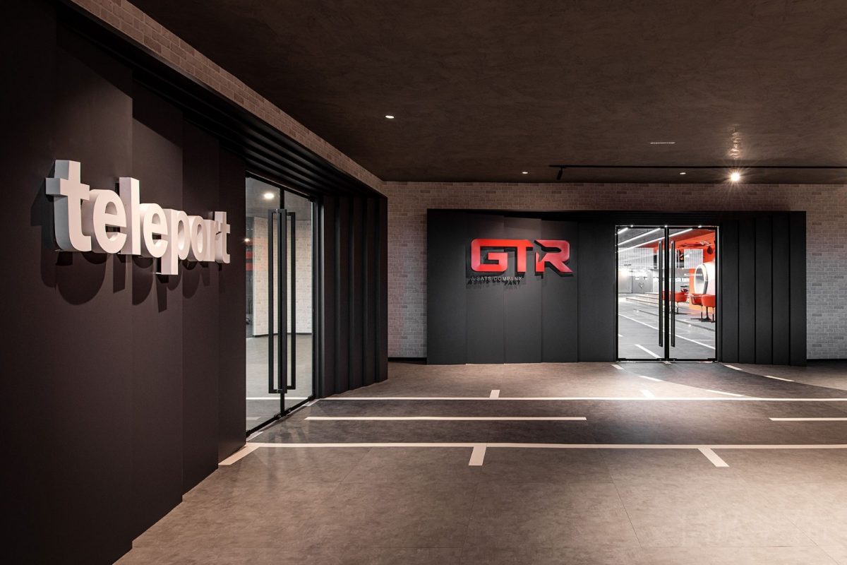 黑色墻體設計現(xiàn)代簡約風辦公室裝修紅色字母品牌圖案大廳裝修