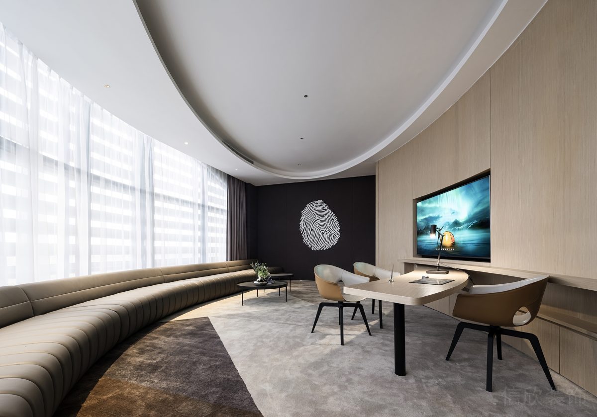 環(huán)形軟包沙發(fā)裝修辦公室貴賓室洽談室裝修棕色調效果實木墻體弧線設計