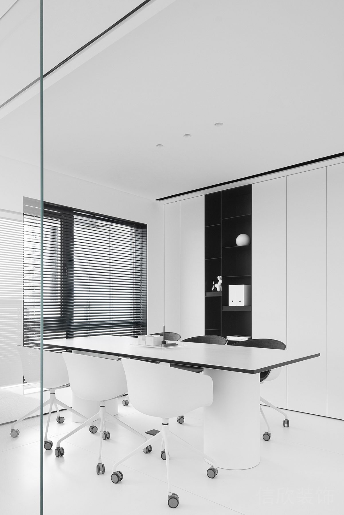 會議室裝修設(shè)計滑輪金屬設(shè)計黑白色調(diào)設(shè)計效果內(nèi)嵌式儲物柜效果圖