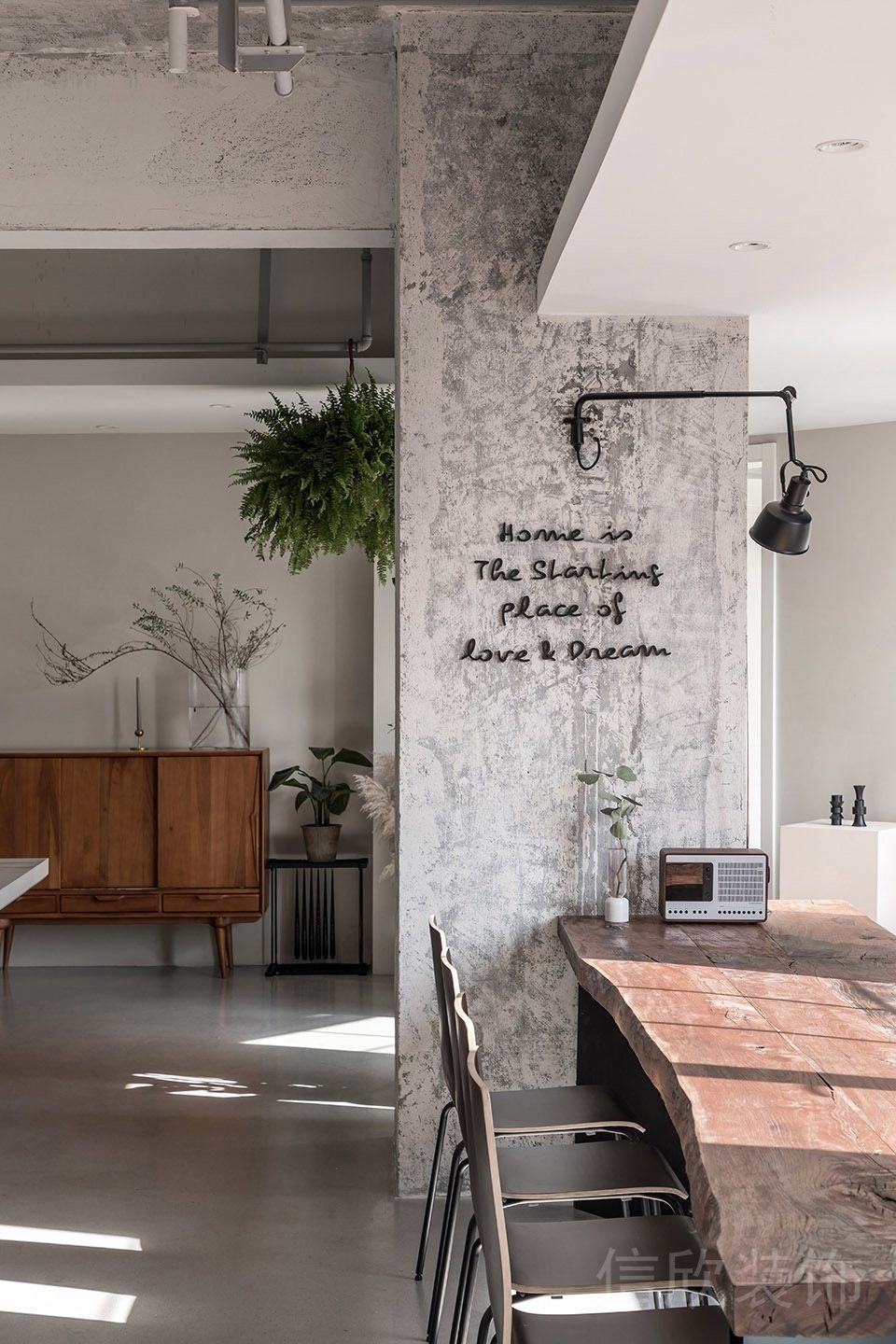 會議室裝修設(shè)計木飾不規(guī)則工作桌效果天花工業(yè)風(fēng)射燈