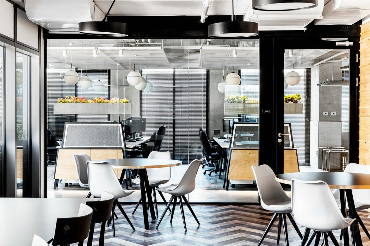 就餐區(qū)設(shè)計(jì)茶幾黑白色調(diào)效果玻璃隔斷效果裝修員工休息區(qū)