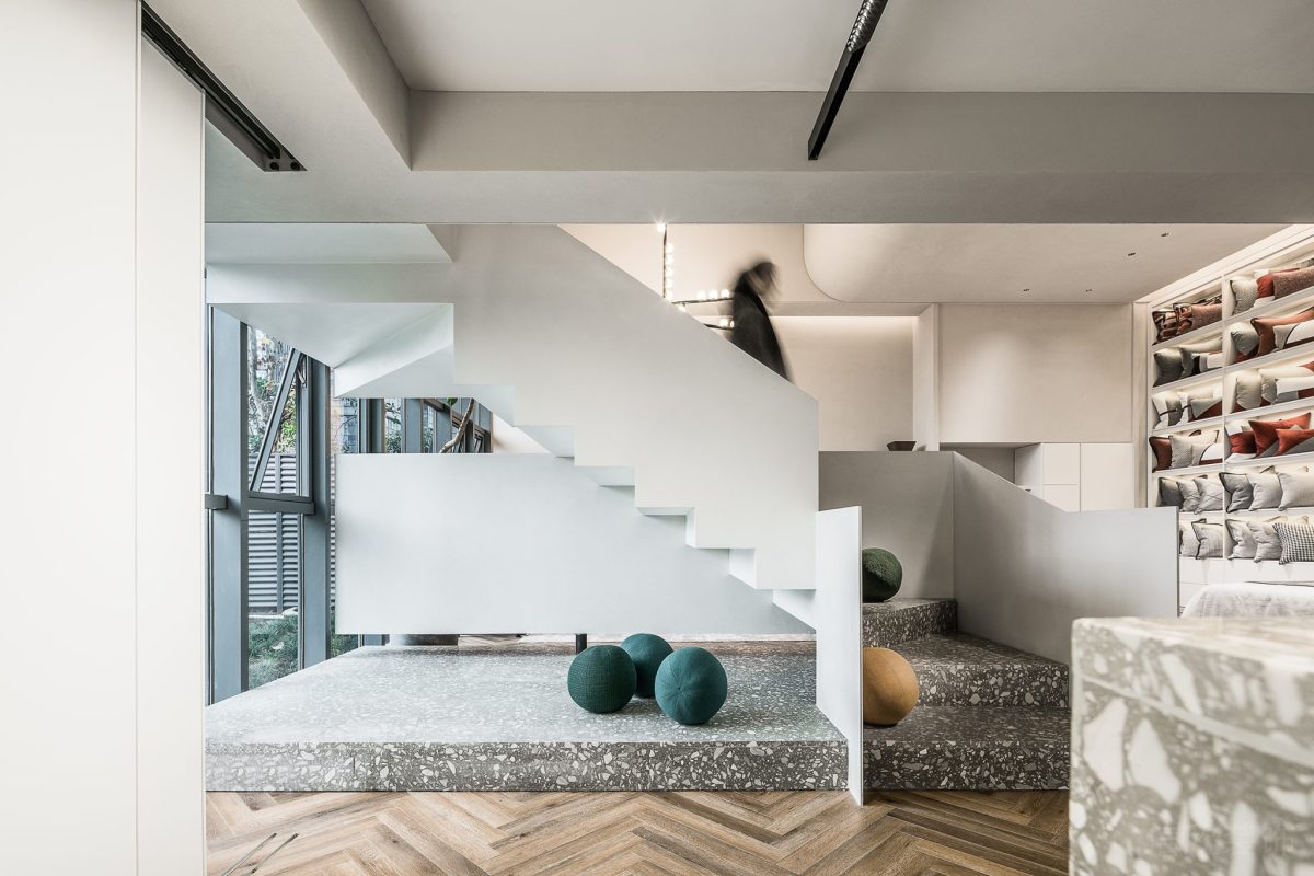 階梯過(guò)道水磨石地臺(tái)效果辦公室裝修收納墻柜效果