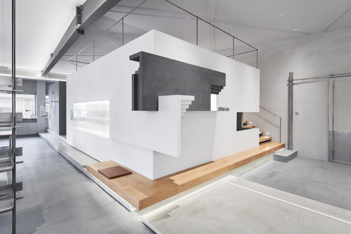 鏤空墻體層疊設(shè)計(jì)木飾面地臺led燈飾效果灰色調(diào)辦公室裝修