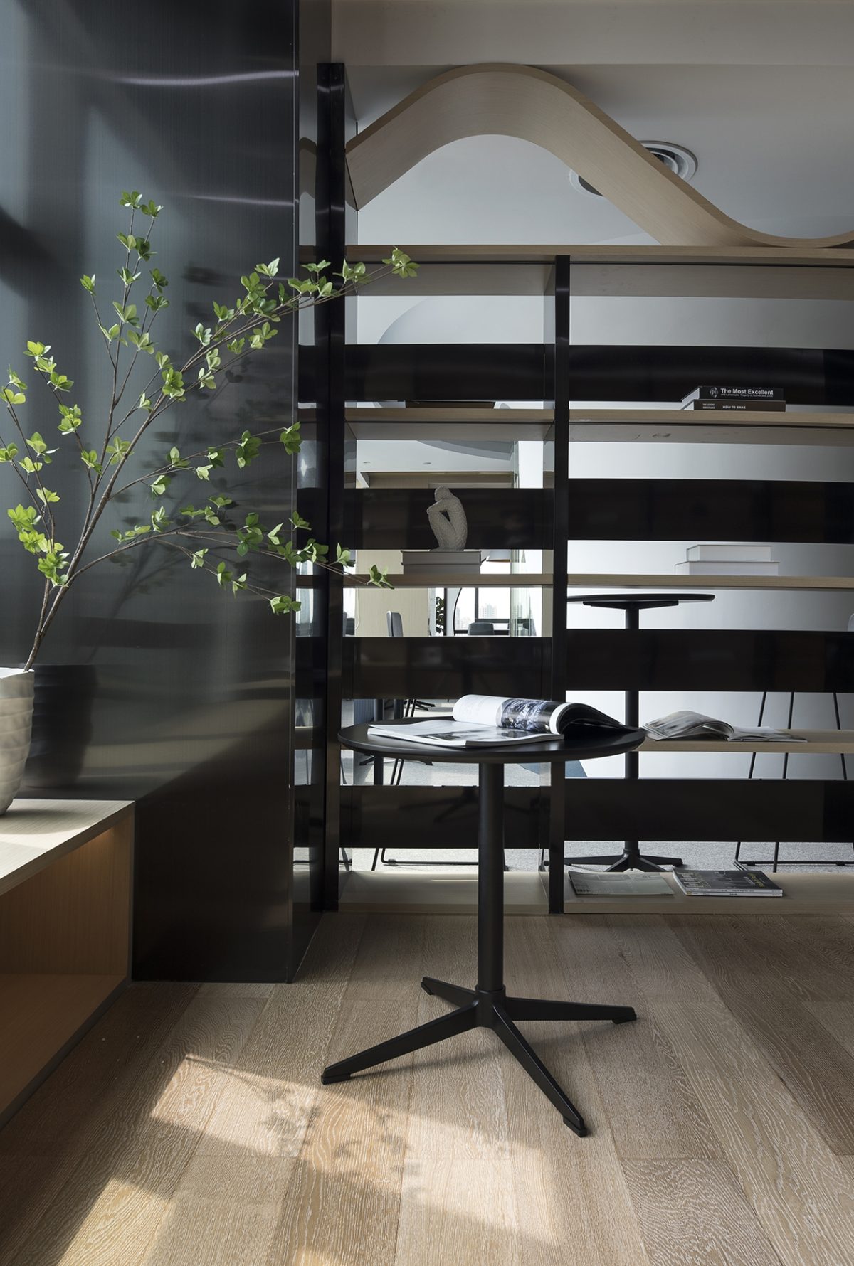 鏤空書柜設(shè)計(jì)辦公室裝修木飾地板設(shè)計(jì)辦公室裝修效果