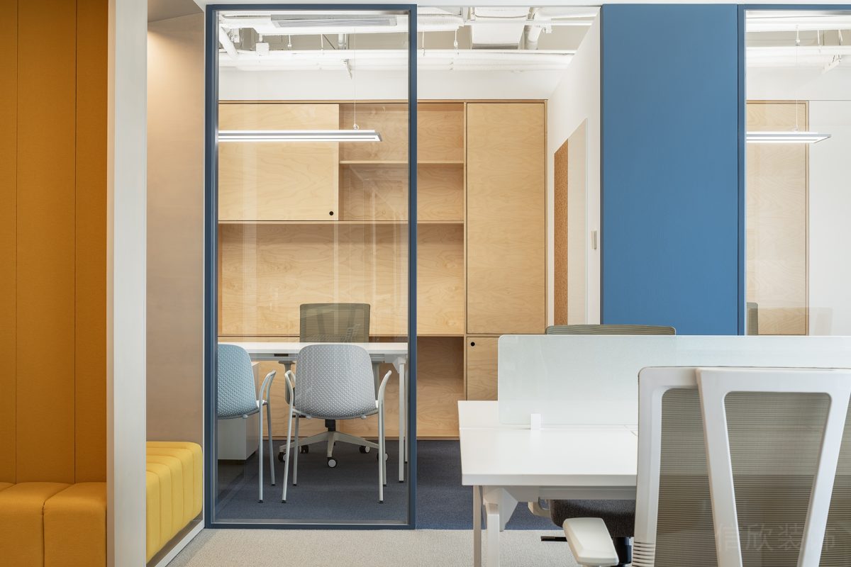 藍(lán)色效果墻體隔斷玻璃圓角效果工位辦公室設(shè)計(jì)圖