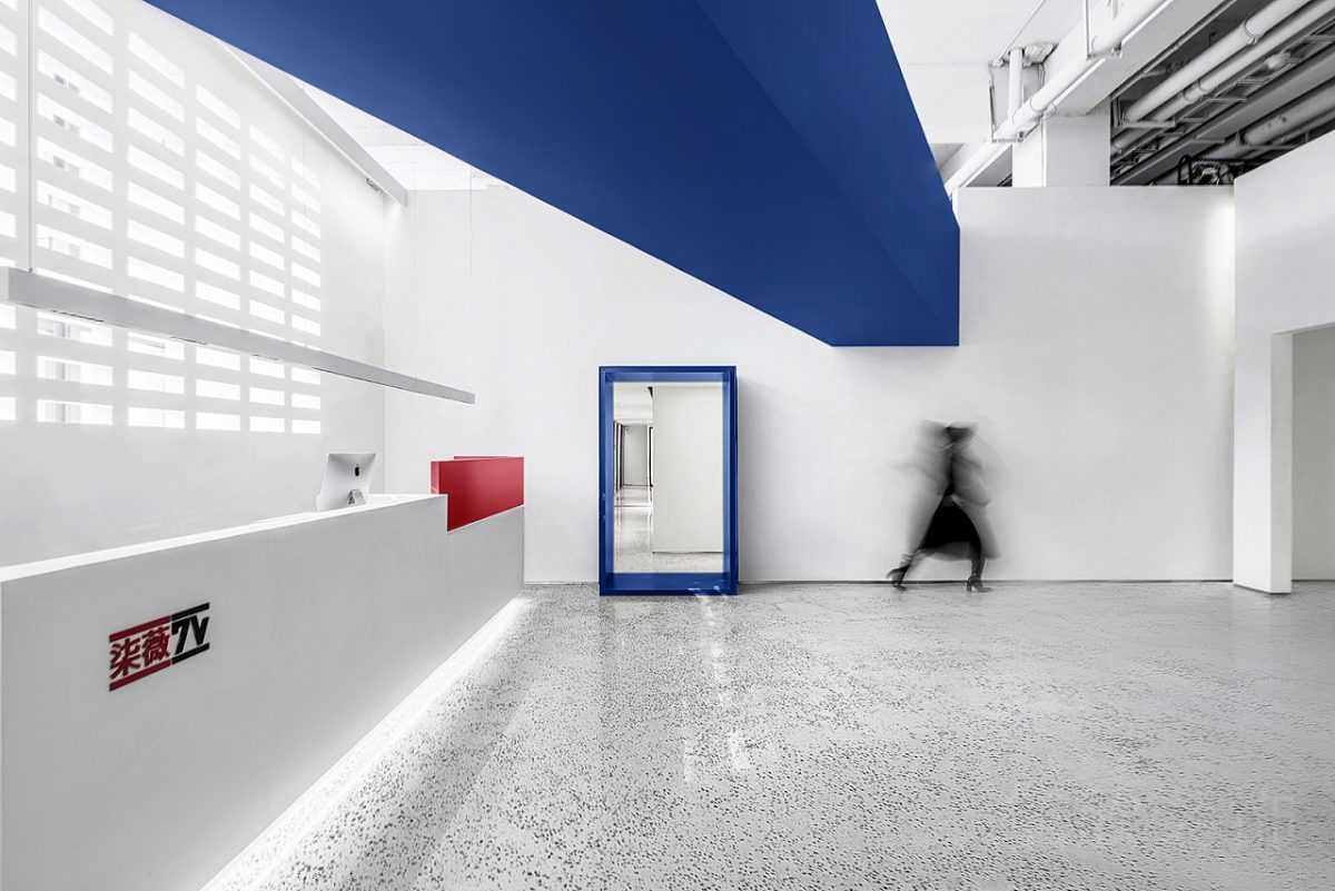 藍色直線式過道水磨石瓷磚地板直線led燈帶前臺區(qū)設計辦公室