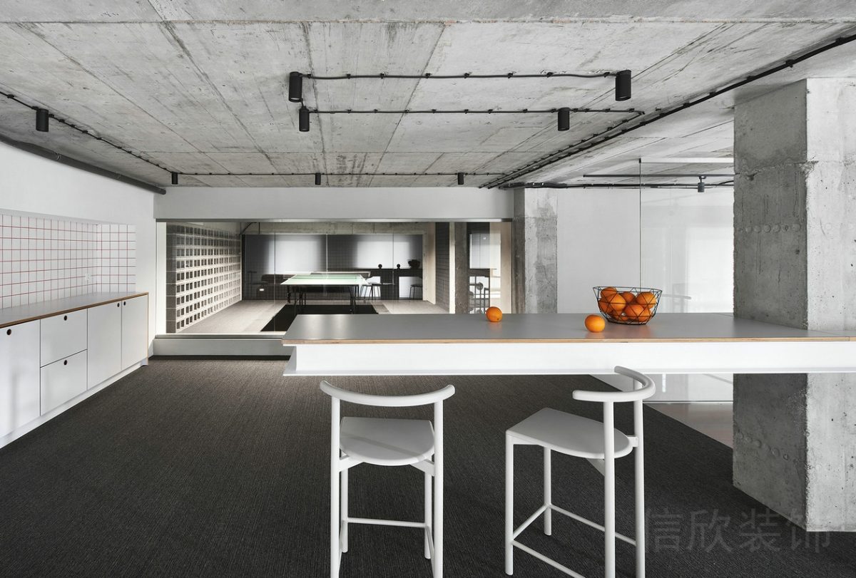 木質(zhì)工作桌內(nèi)嵌式墻柱設(shè)計(jì)工業(yè)風(fēng)天花射燈效果簡(jiǎn)約風(fēng)半墻設(shè)計(jì)茶水間辦公室效果