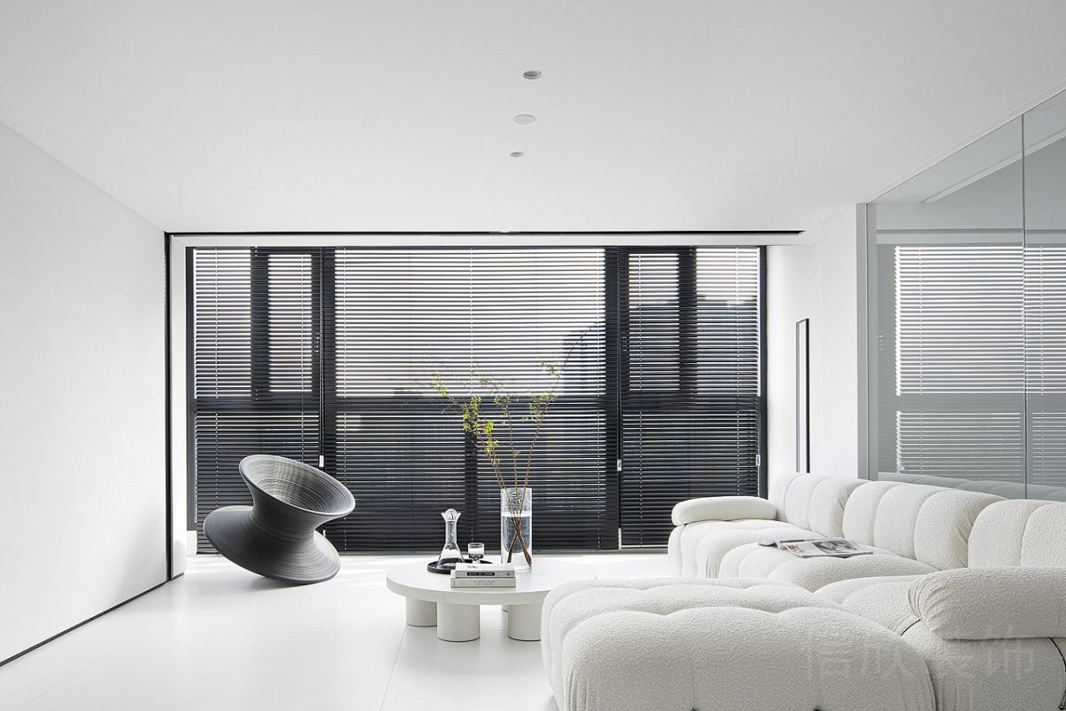 奶油色系辦公室裝修落地窗設(shè)計布藝絨面材質(zhì)百葉窗效果圖