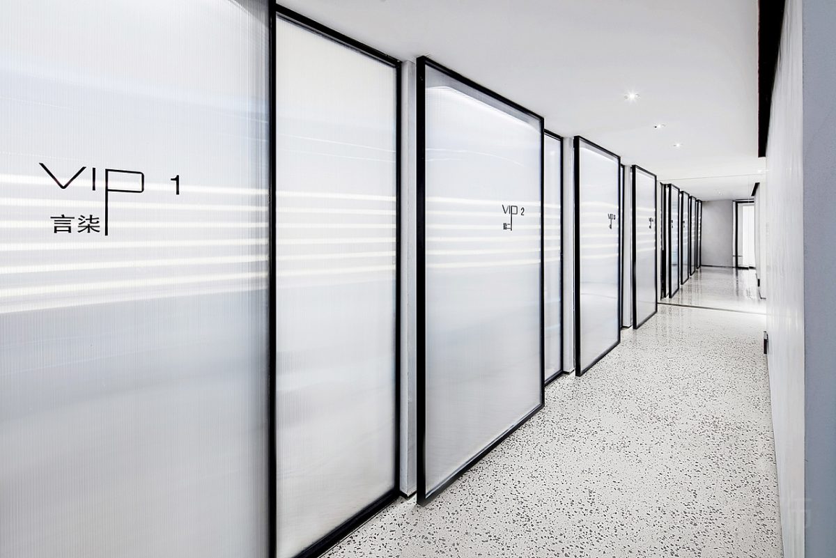 平推門(mén)設(shè)計(jì)過(guò)道墻體隔斷黑白色調(diào)辦公室水磨石效果圖辦公室