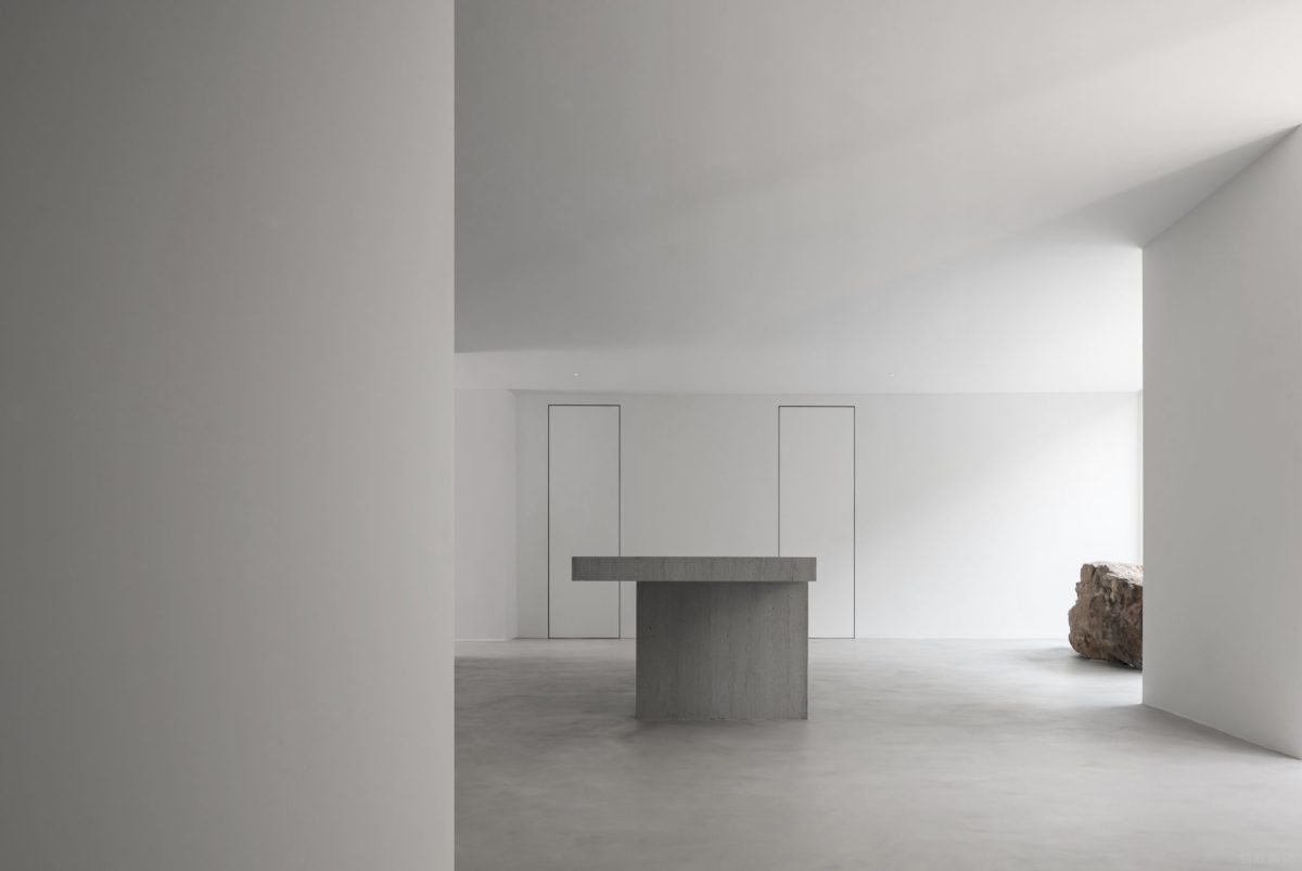 淺灰色設(shè)計純白色辦公室裝修內(nèi)嵌式墻體效果