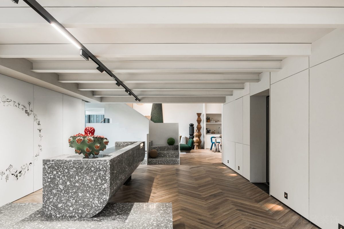 水磨石前天區(qū)設計實木地板效果裝修效果大廳過道白色墻體設計