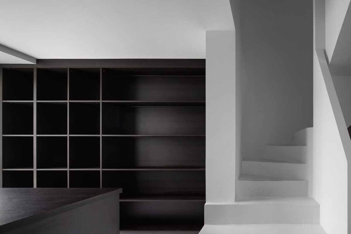 深色木飾面裝修多功能收納柜旋轉(zhuǎn)白色過(guò)道效果圖裝修