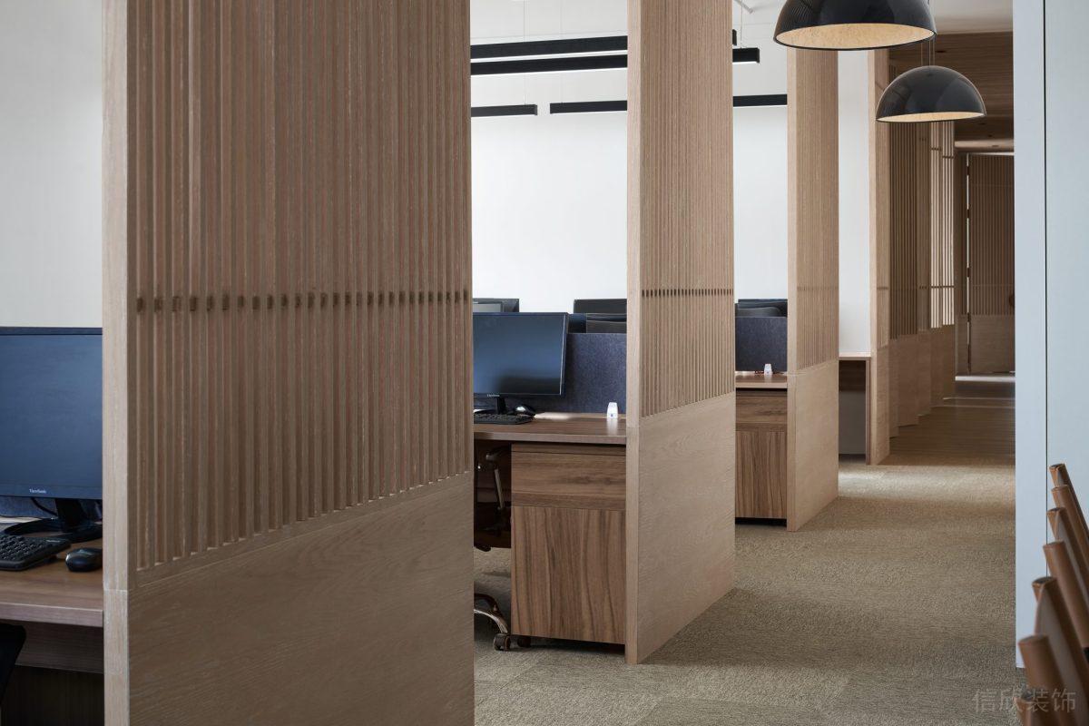 天花吊頂員工研發(fā)區(qū)域裝修設計木質工位設計鏤空隔斷墻體設計