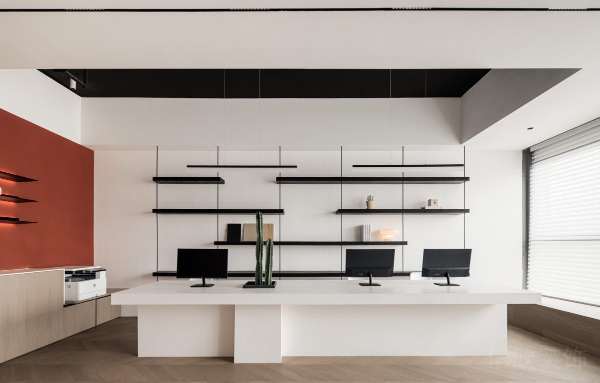 現(xiàn)代創(chuàng)意辦公室裝修設(shè)計(jì)效果簡約風(fēng)墻體置物板設(shè)計(jì)黑色線條裝修