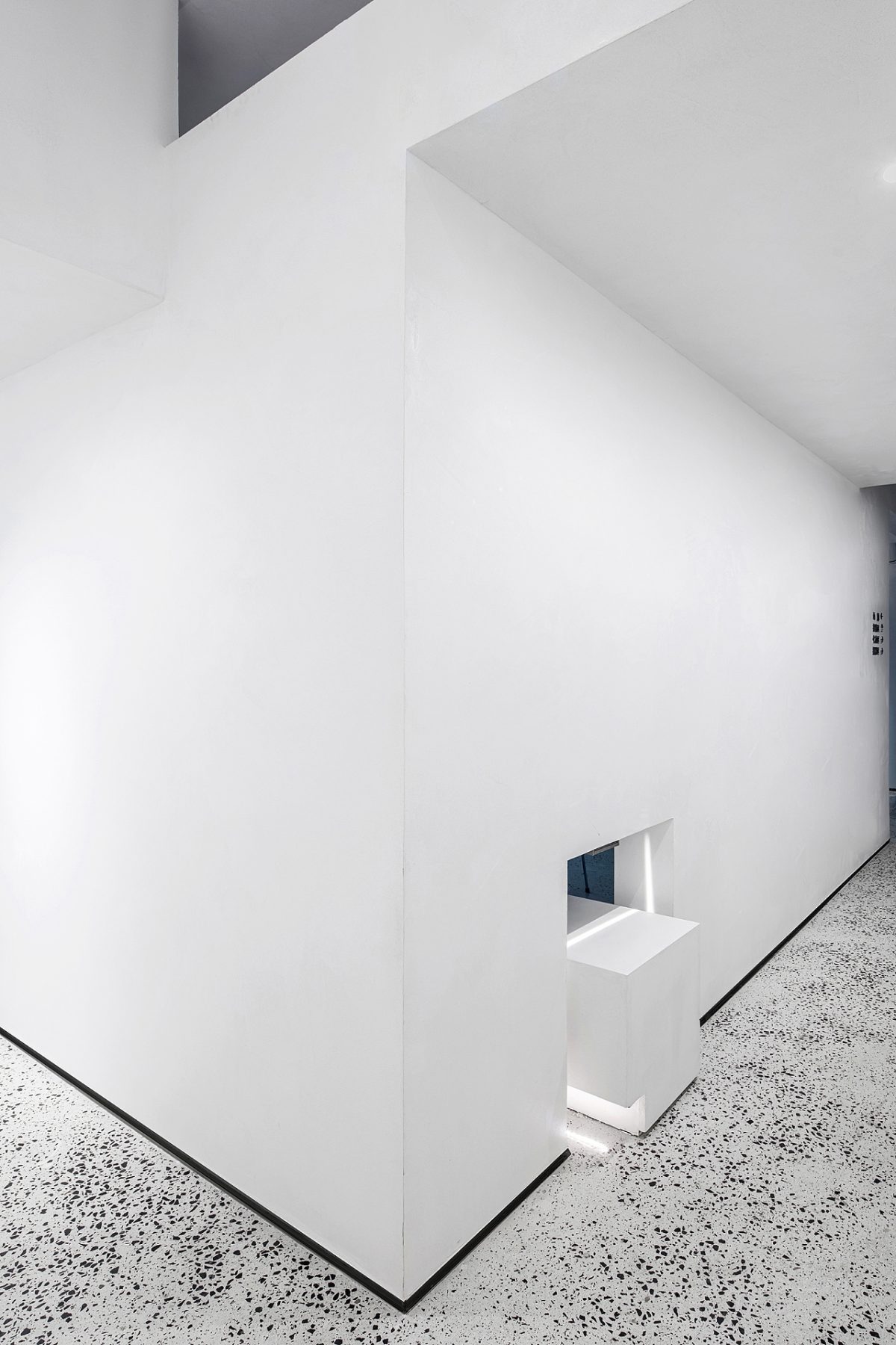 現(xiàn)代簡(jiǎn)約風(fēng)辦公室走廊設(shè)計(jì)水磨石地板黑色金屬邊框內(nèi)嵌式鏤空墻體藝術(shù)感裝修