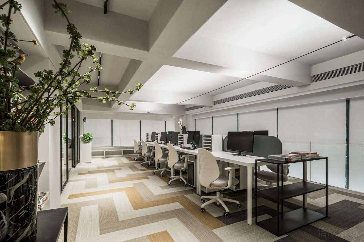現(xiàn)代簡(jiǎn)約風(fēng)辦公室裝修設(shè)計(jì)工位效果效果裝修金屬效果