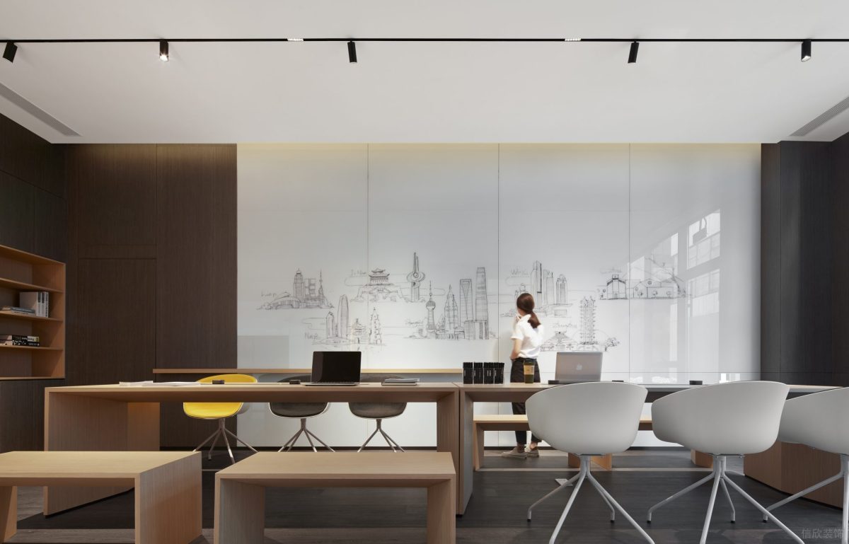原木極簡風(fēng)桌椅設(shè)計內(nèi)嵌式涂鴉墻壁裝修辦公室會議室裝修設(shè)計