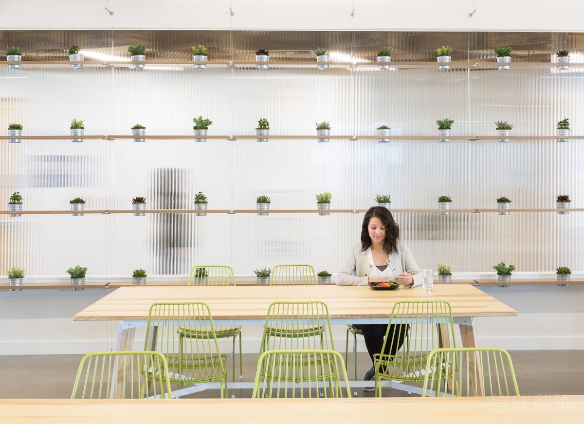 原木桌板設(shè)計(jì)壁掛式原木綠植置物柜裝修辦公室休息區(qū)裝修設(shè)計(jì)效果圖