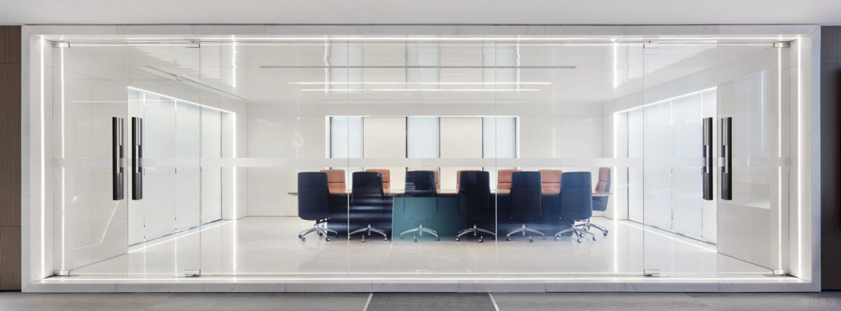 隱私玻璃門板裝修橙色皮革座椅設(shè)計辦公室會議室設(shè)計效果圖