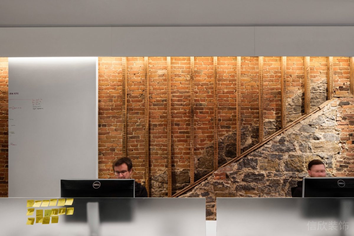 隱私玻璃面板裝修條形原木支撐柱設(shè)計辦公室設(shè)計效果圖