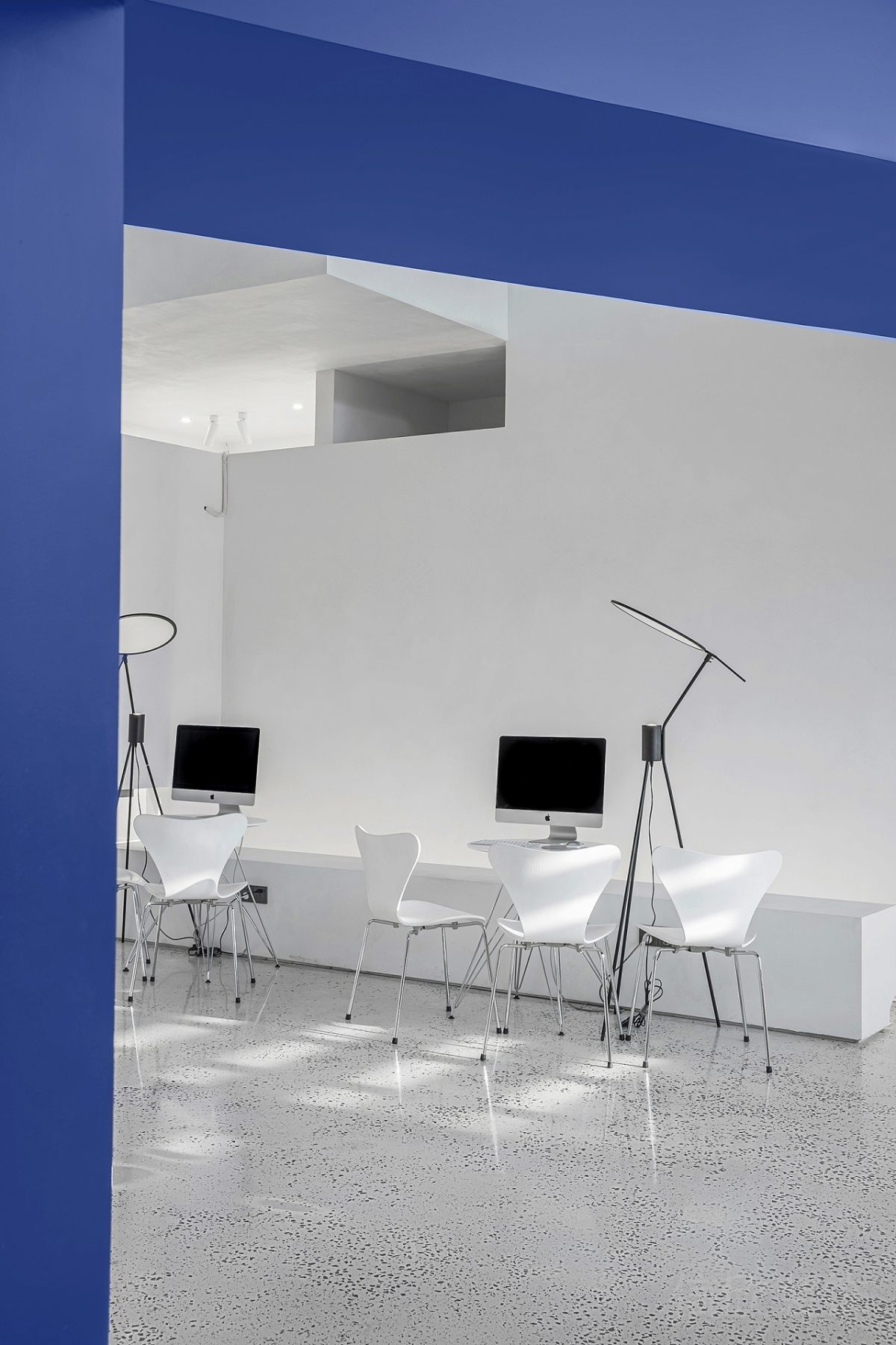 直播間設(shè)計(jì)藍(lán)色環(huán)形天花瓷磚水磨石效果過道裝修圖辦公室