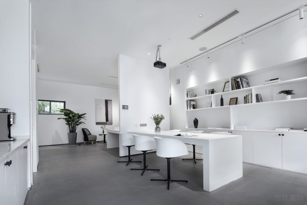 直線式長(zhǎng)桌辦公室白色極簡(jiǎn)風(fēng)設(shè)計(jì)內(nèi)嵌式墻體收納書柜效果圖