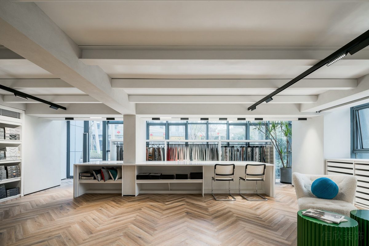 直線式長(zhǎng)桌設(shè)計(jì)工作桌辦公室裝修彩色懸掛處效果