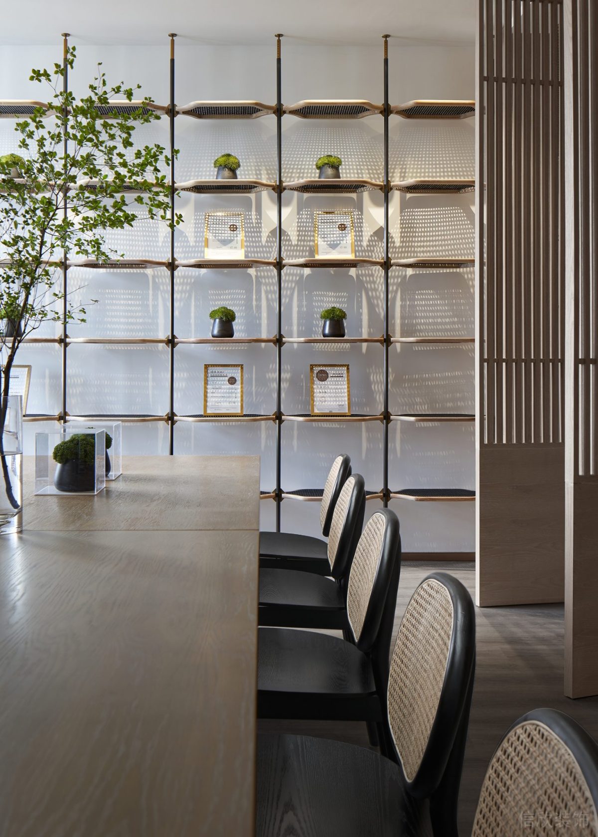 直線式長桌裝修日式簡約風(fēng)竹編墻體收納柜效果辦公室