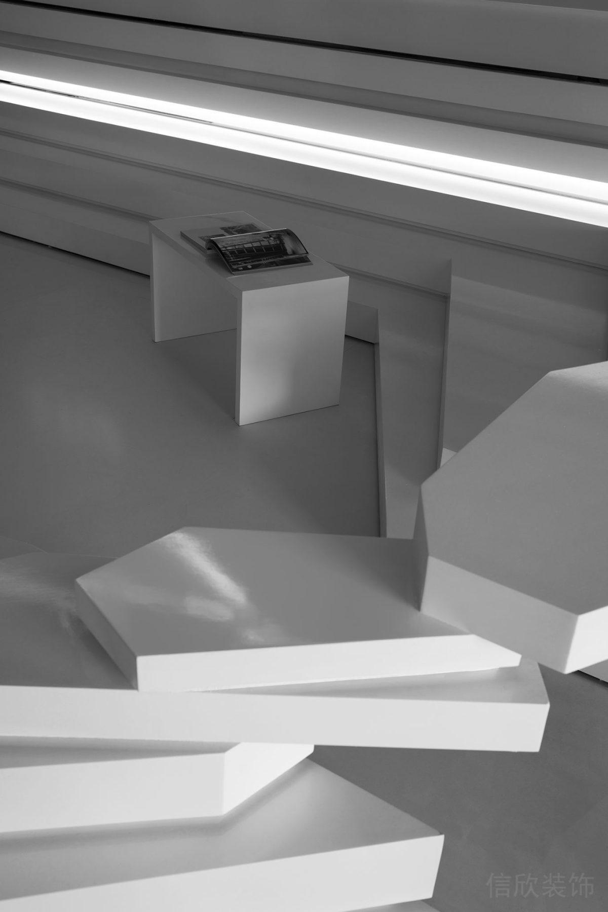 白色階梯過道不規(guī)則設計裝修燈帶墻體內(nèi)嵌式效果辦公室