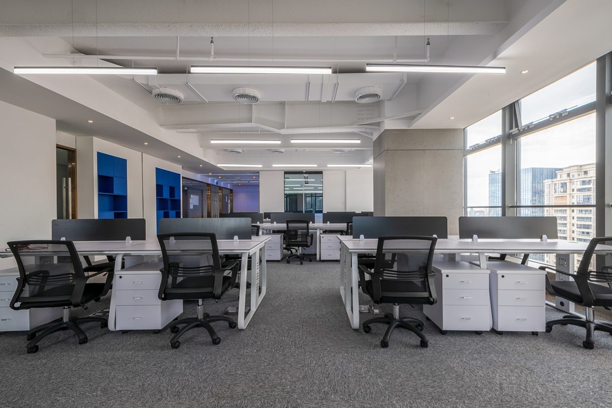 多人工位設(shè)計現(xiàn)代簡約風辦公室設(shè)計效果圖黑白色調(diào)裝修