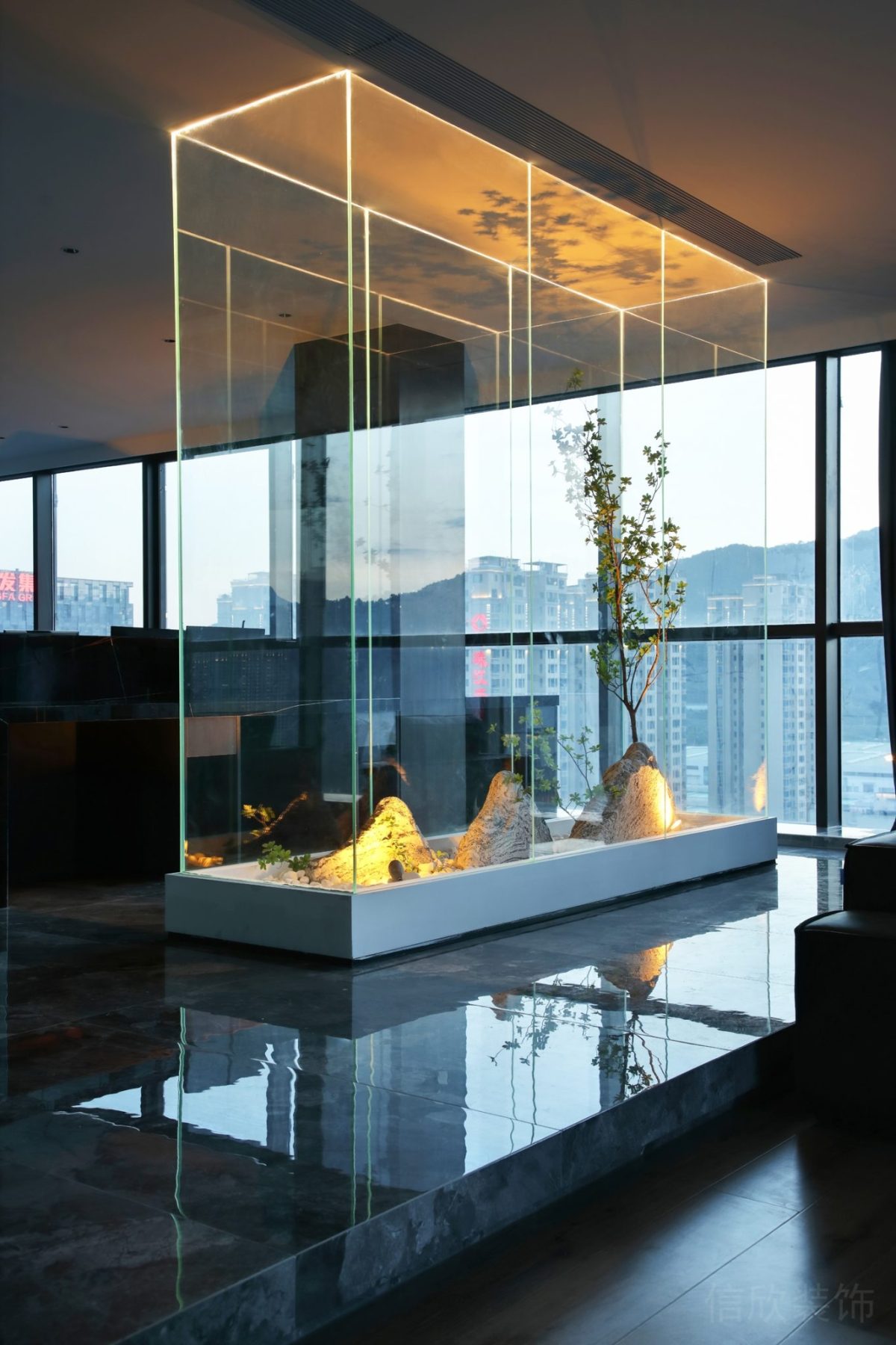 燈飾設計環(huán)形玻璃隔斷微景觀地臺瓷磚效果辦公室裝修