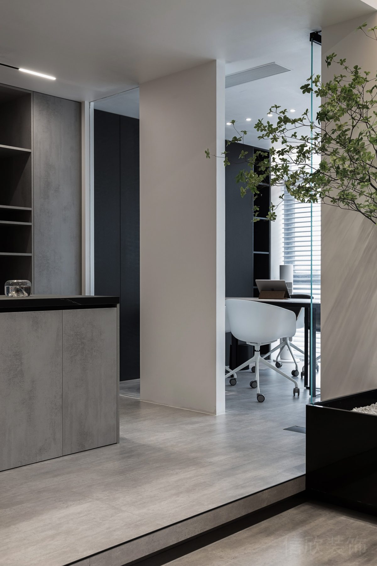 地臺抬高設(shè)計階梯式辦公室過道茶水間裝修玻璃隔斷工作室設(shè)計白色分割裝飾效果