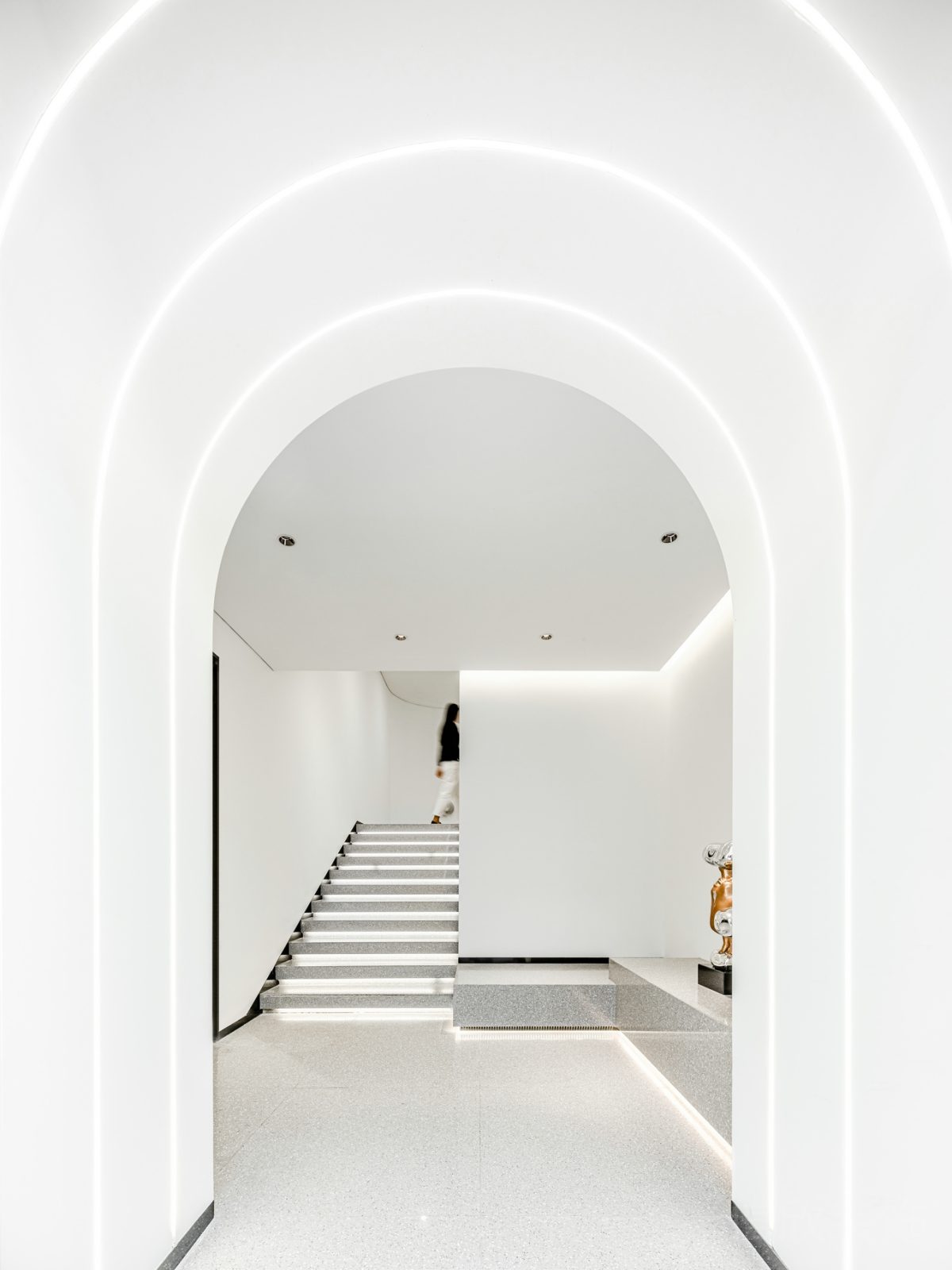 拱形過道白色燈飾設(shè)計(jì)效果大理石地臺(tái)玄關(guān)處裝修圖辦公室