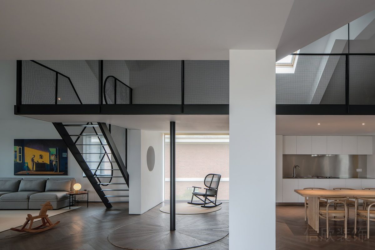 工作室創(chuàng)意設(shè)計黑色金屬墻柱效果墻柱過道設(shè)計辦公室木質(zhì)地板