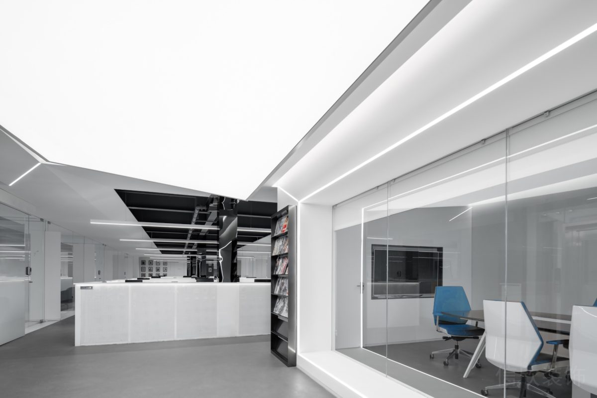 黑白經(jīng)典色系深圳現(xiàn)代·辦公室裝修玻璃隔斷會(huì)議室走廊設(shè)計(jì)圖天花燈飾效果