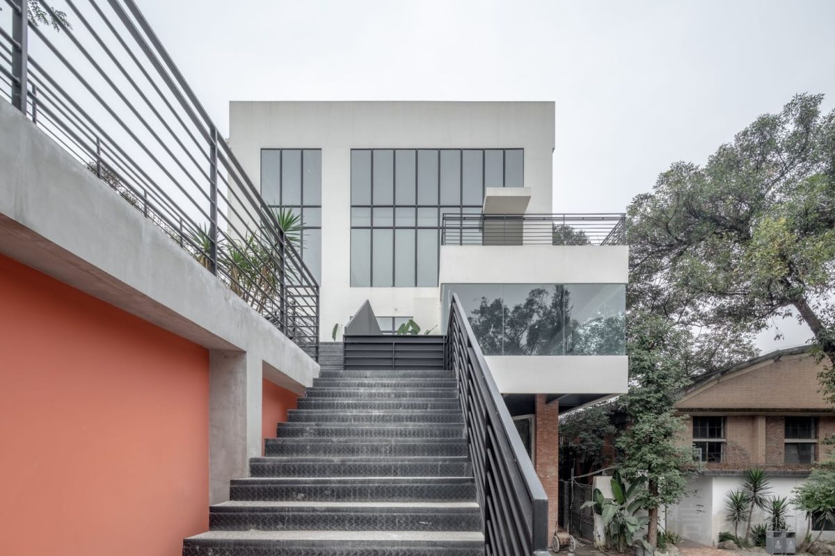 階梯式過道設(shè)計金屬黑色效果裝修辦公室玻璃隔斷辦公室