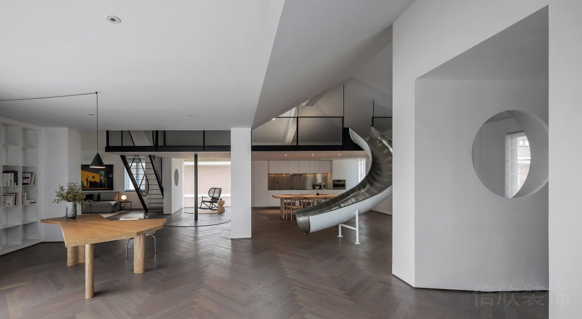 鏤空墻體隔斷白色墻體設(shè)計木質(zhì)地板簡約風(fēng)金屬滑梯深圳辦公室裝修