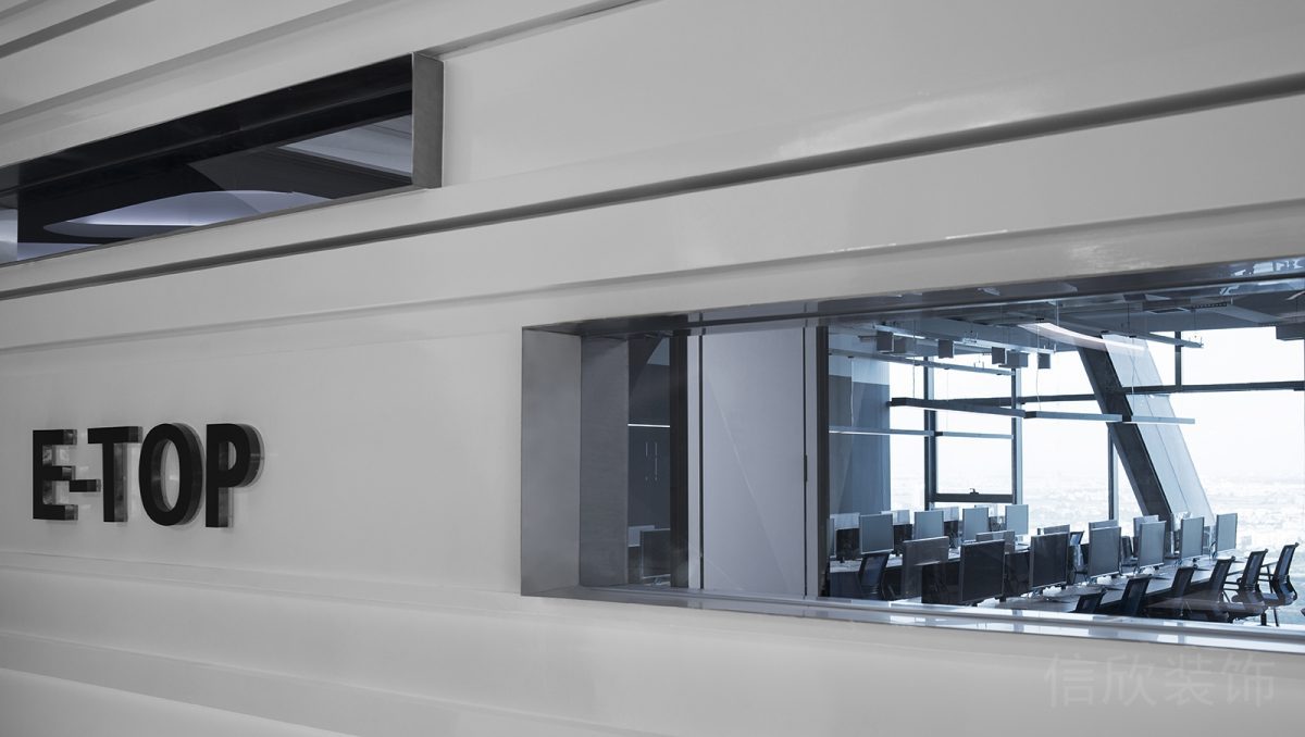 鏤空墻體隔斷藝術(shù)感工位設計深圳現(xiàn)代辦公室裝修